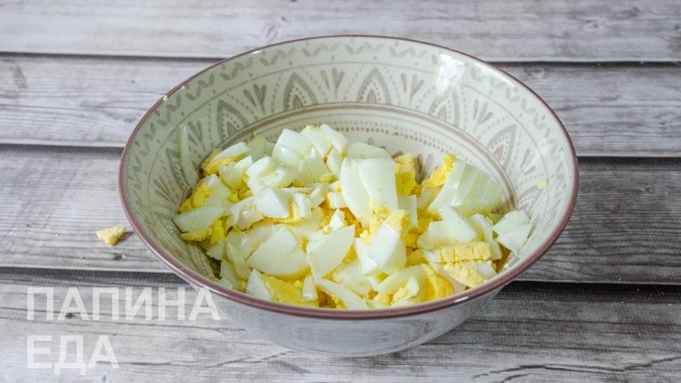 нарезать яйца вареные