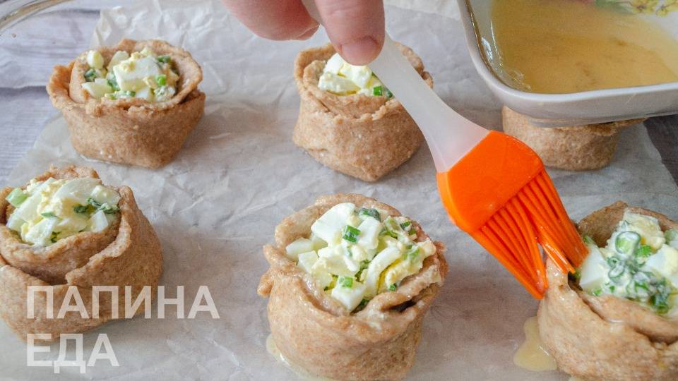 смазать яйцом булочки