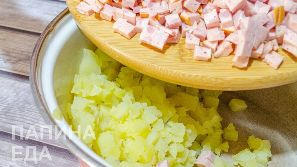 колбасу и картошку высыпать в кастрюлю