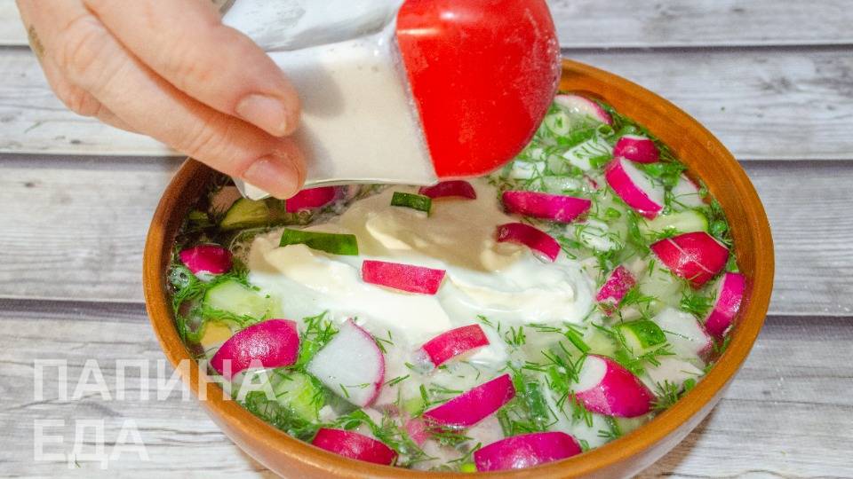 посолить по вкусу окрошку